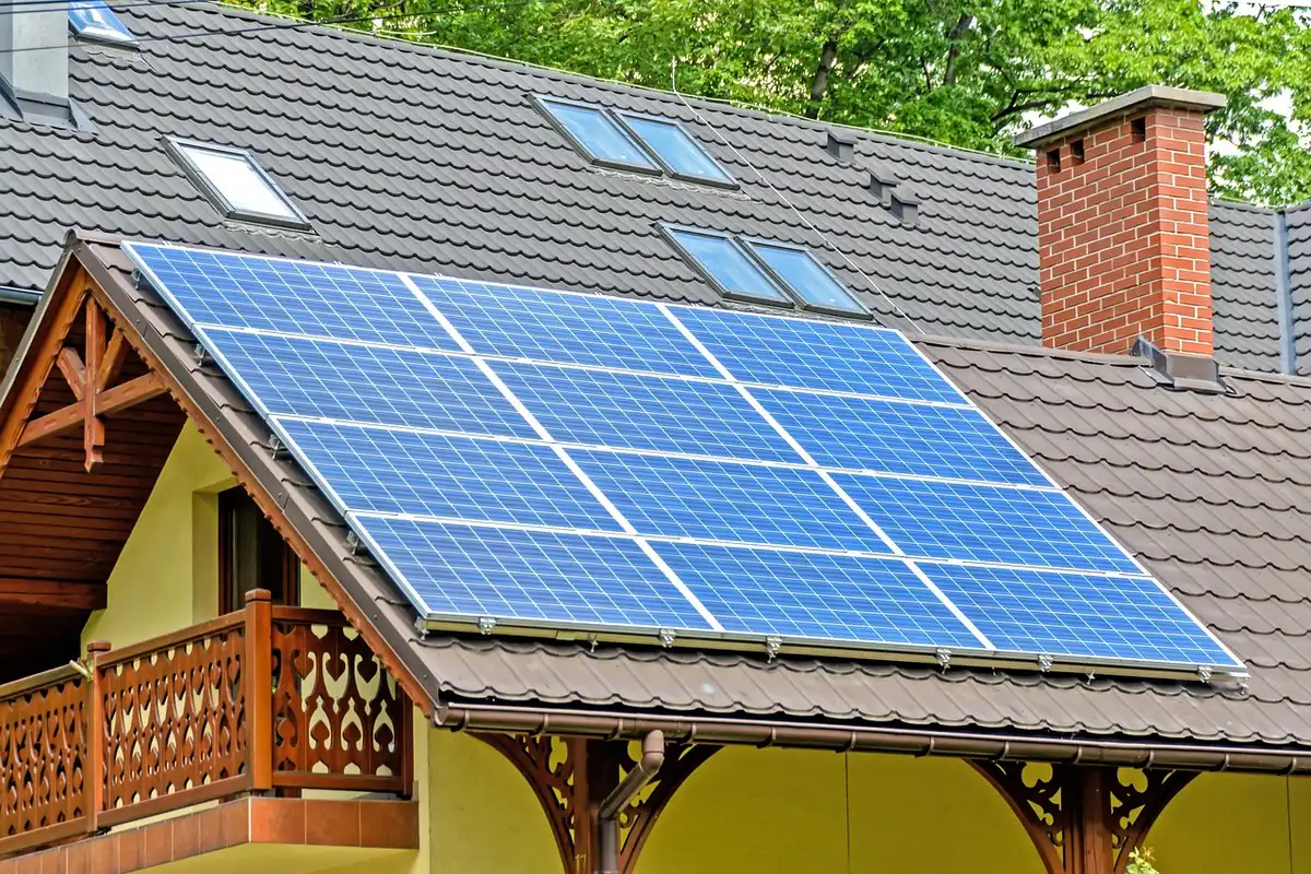 Panneaux solaires sur un toit résidentiel en plein jour