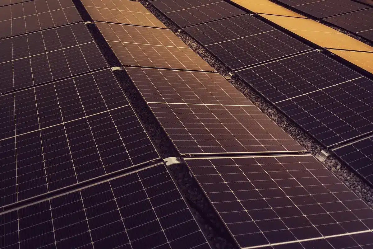 Devis et documents sur une table pour une installation solaire