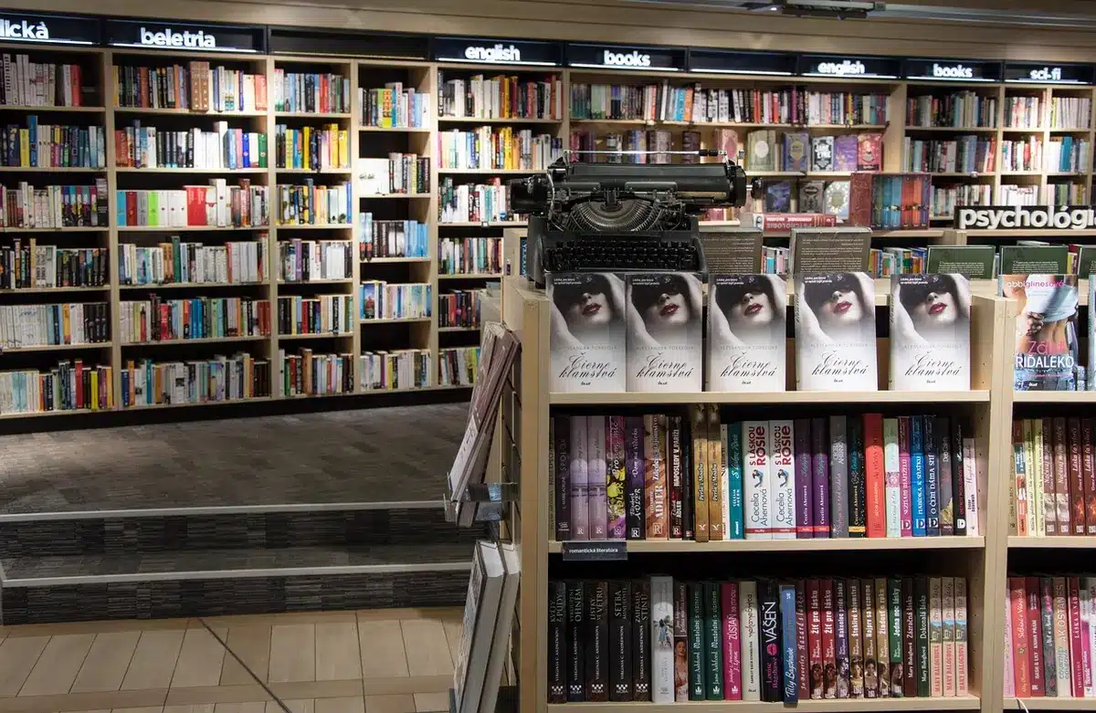 Volumes de manga alignés en librairie prêts à l'achat