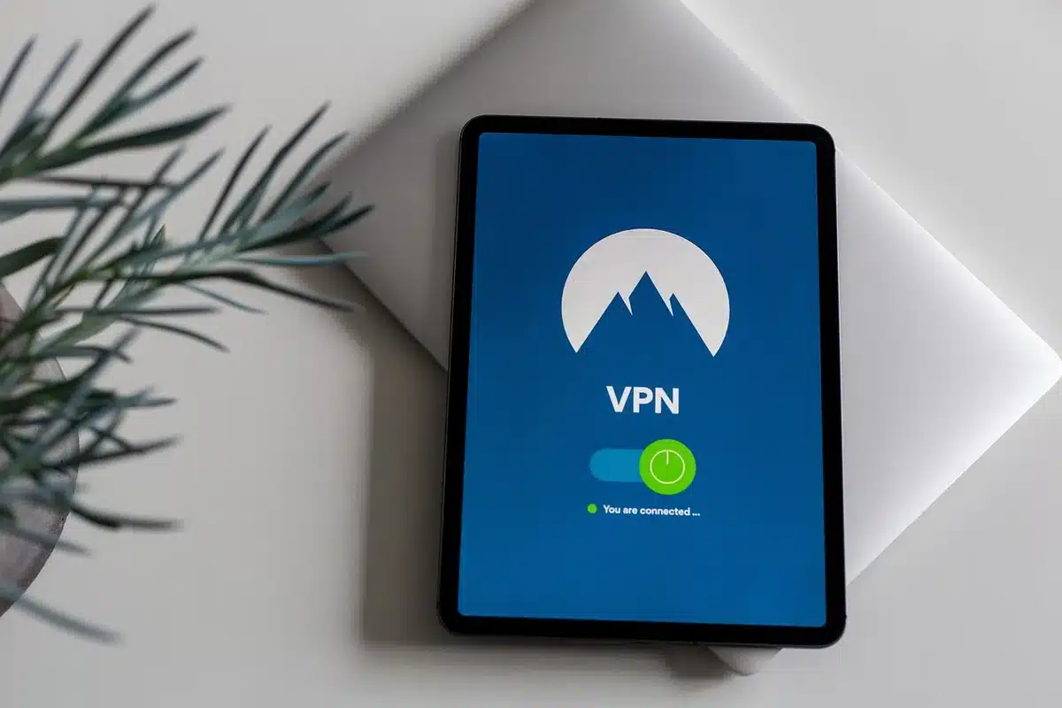Utilisateur sur ordinateur configurant un VPN pour le streaming