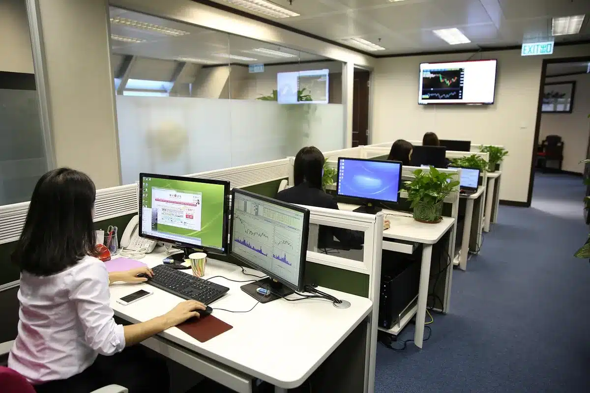 Écran de trading montrant cours de jetons et graphiques