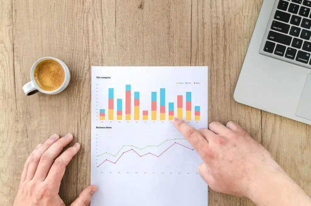 OpenAI met l’IPO en pause jusqu’en 2027: quel impact pour les investisseurs Bureau en plein jour avec ordinateur portable et mains travaillant, graphiques flous à l'écran