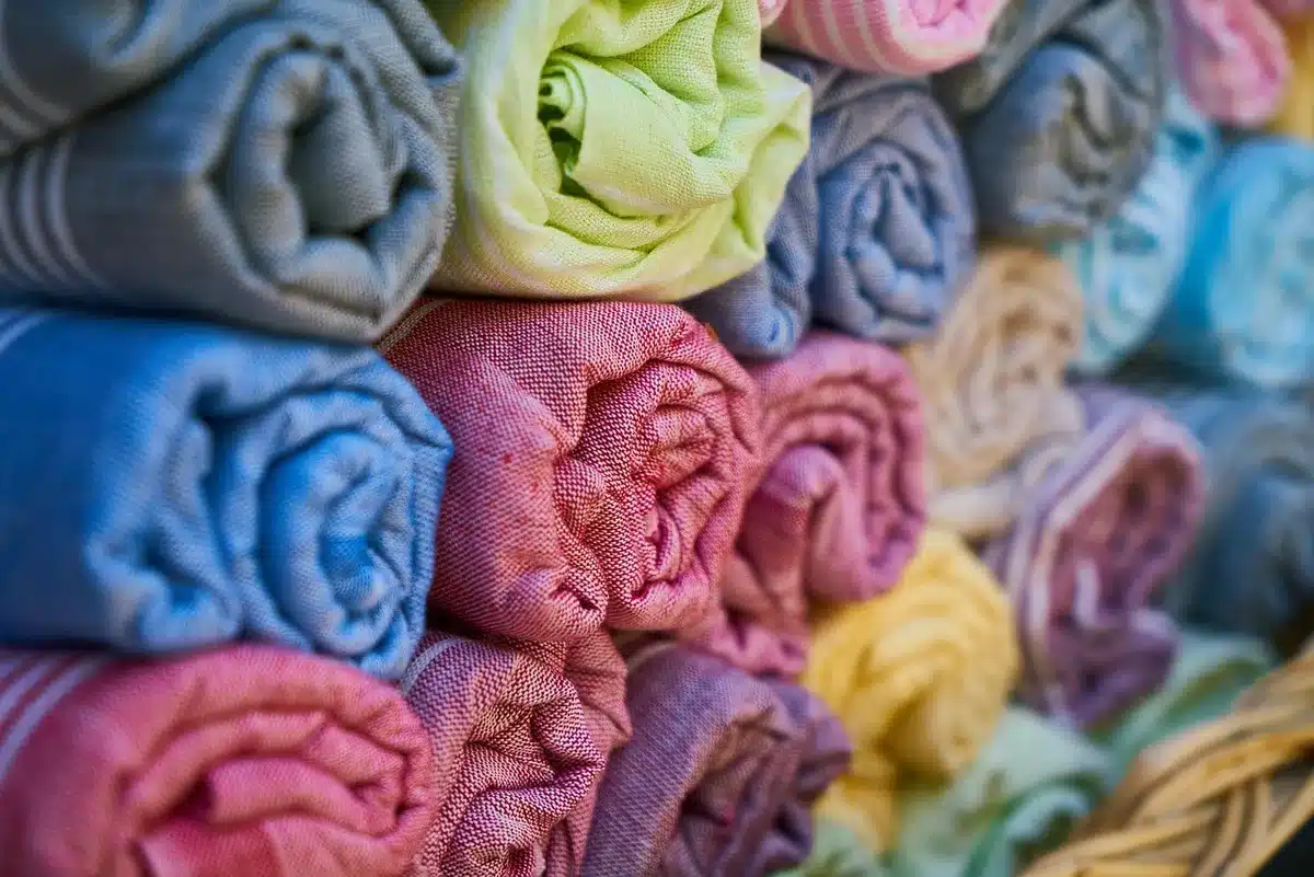 Gros plan sur la texture polaire double face Synchilla montrant un tissu doux et texturé