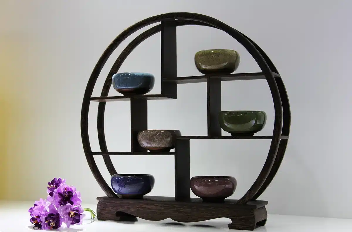 Étagère avec produits dérivés de personnages et figurines