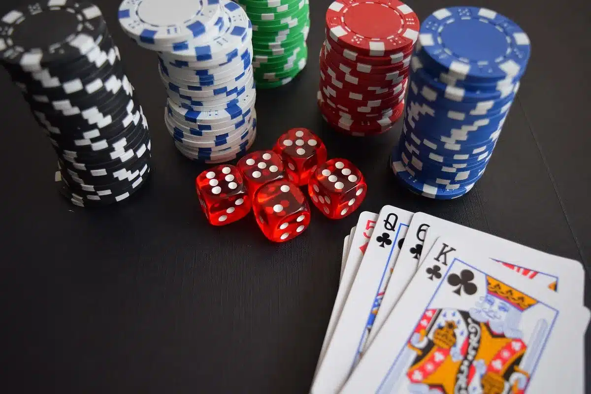 Comparaison d'anciennes et nouvelles cartes de jeu sur écran