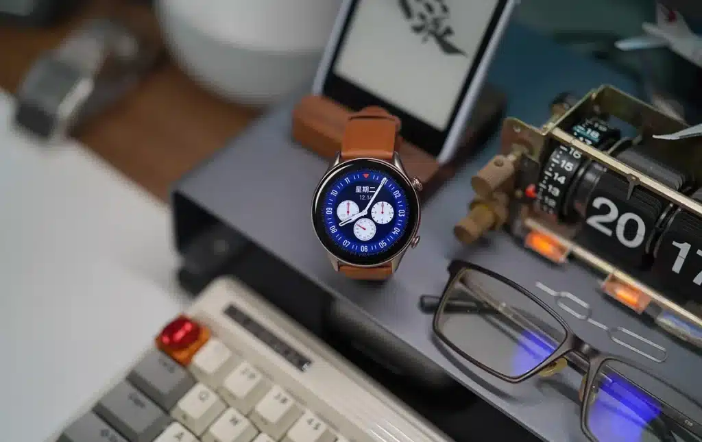 Lunettes XR posées sur un bureau avec un petit boîtier-puck à côté
