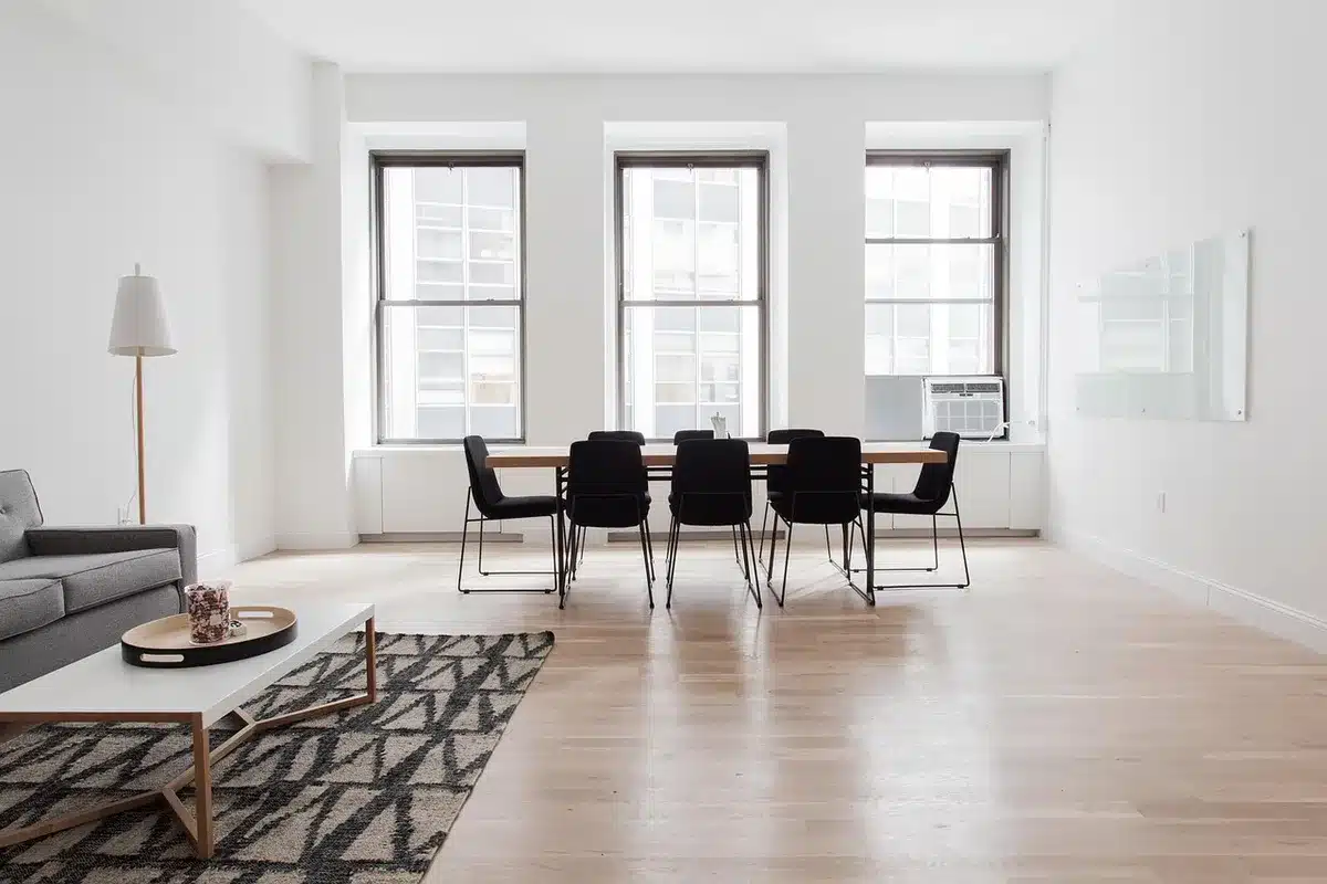 Déshumidificateur compact posé sur le sol d’un petit appartement