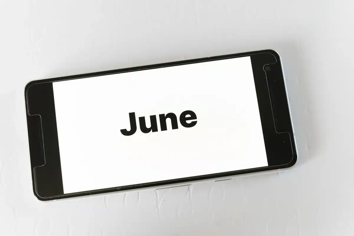 Smartphone montrant un rappel d'événement de diffusion