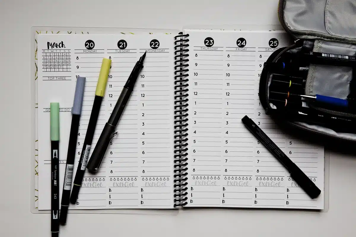 Horloge et calendrier montrant heures de sortie d'un épisode