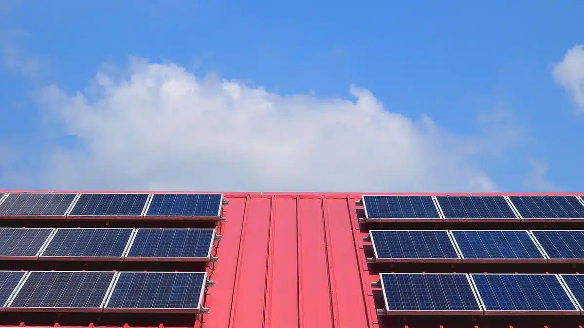Panneaux solaires sur le toit d'une remorque et boîtier de batterie