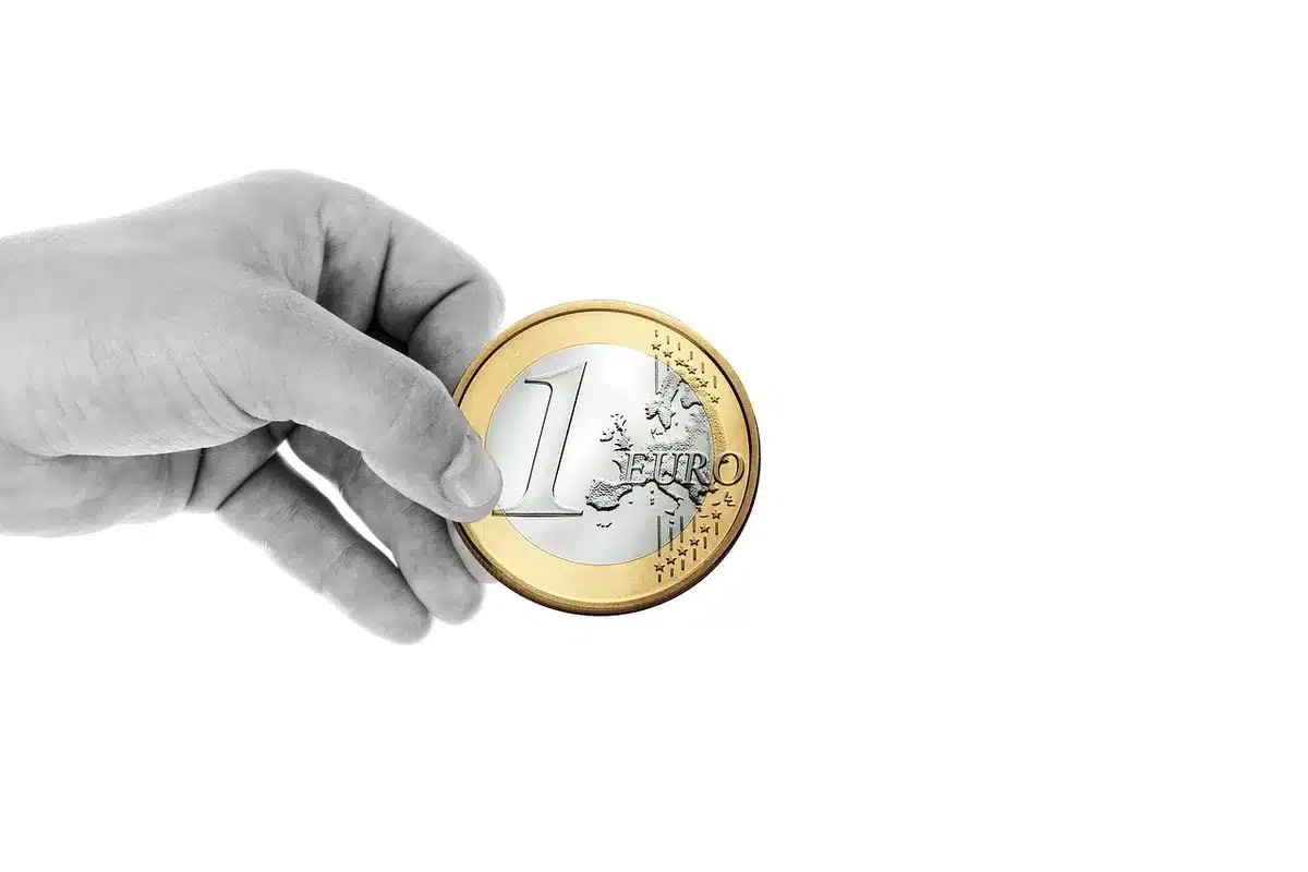 Carte bancaire posée près d'un téléphone montrant un paiement numérique