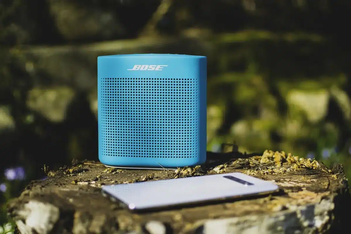 Icônes Wi‑Fi, Bluetooth et Zigbee près d'un routeur pour illustrer la compatibilité
