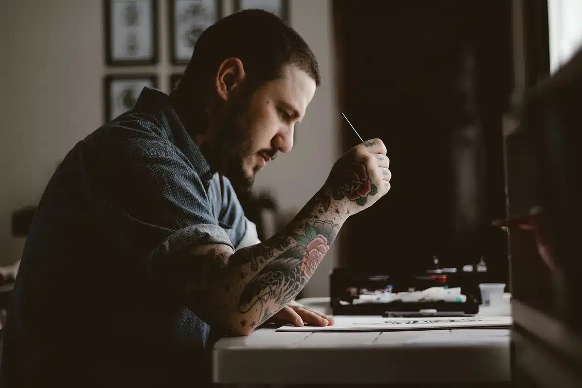 Atelier d'un mangaka avec planches et outils de dessin
