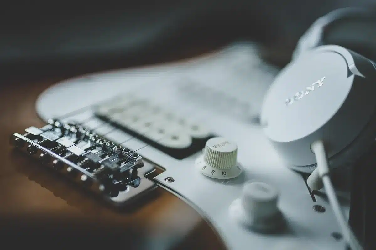 Microphone et casque dans un studio d'enregistrement vocal pour jeu vidéo