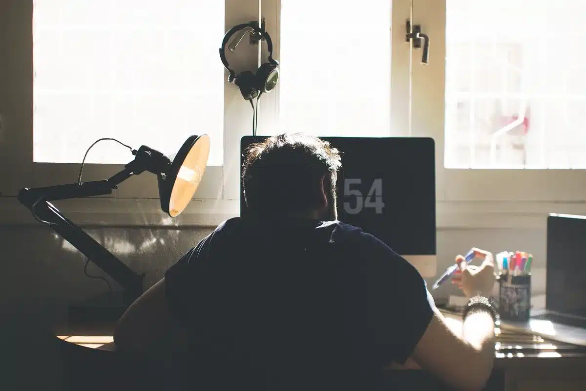 Personne comparant deux casques sur un bureau lumineux