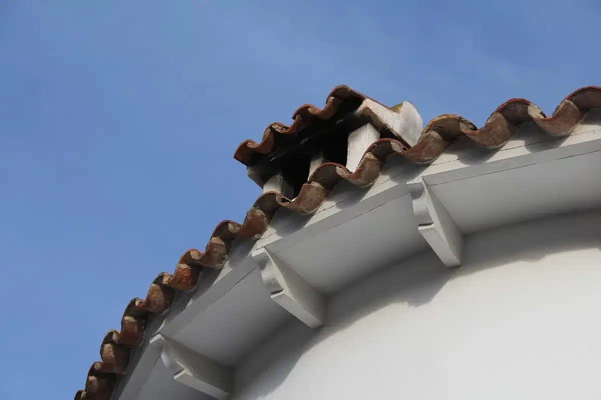 Détail d'une barre de son montrant des évents et haut-parleurs pour les basses