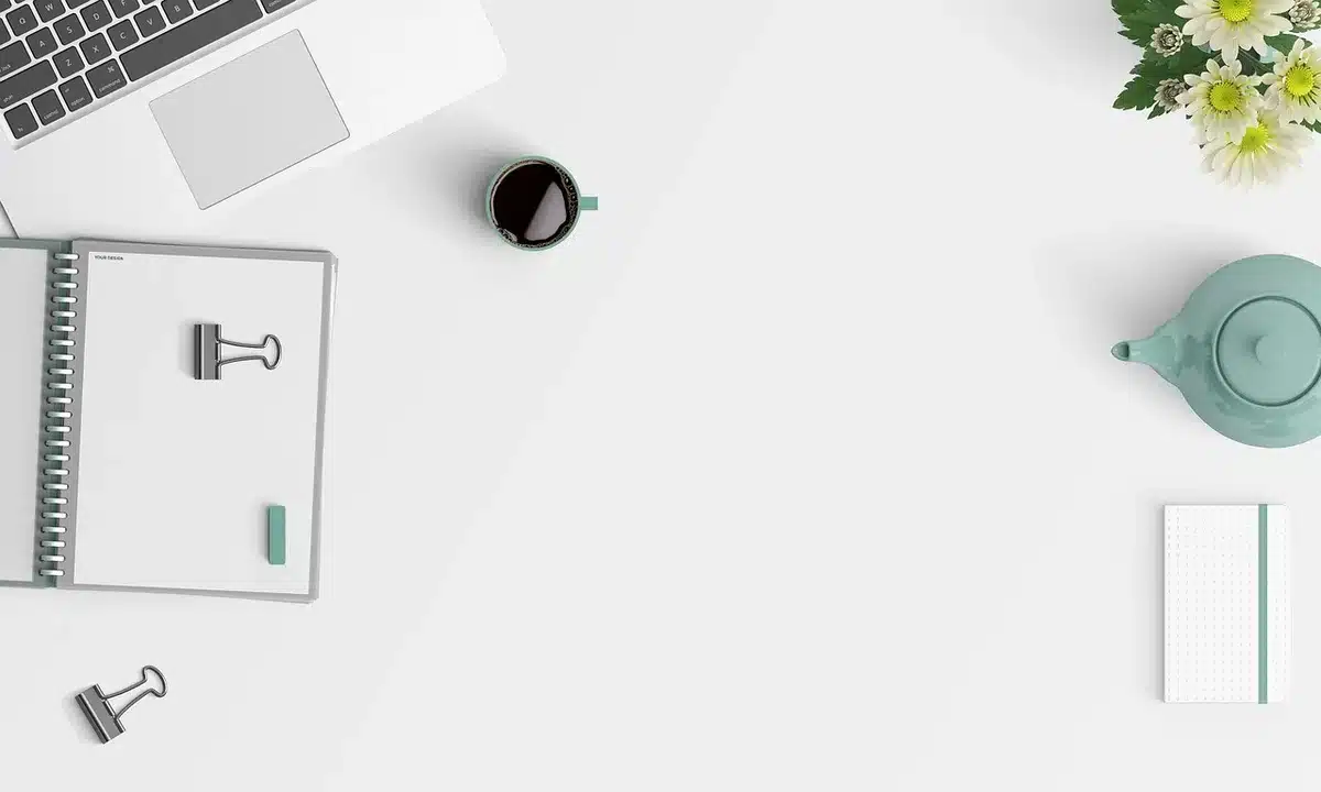 Plateau de petites pièces et outils pour réparation d'un portable modulaire sur un bureau en jour