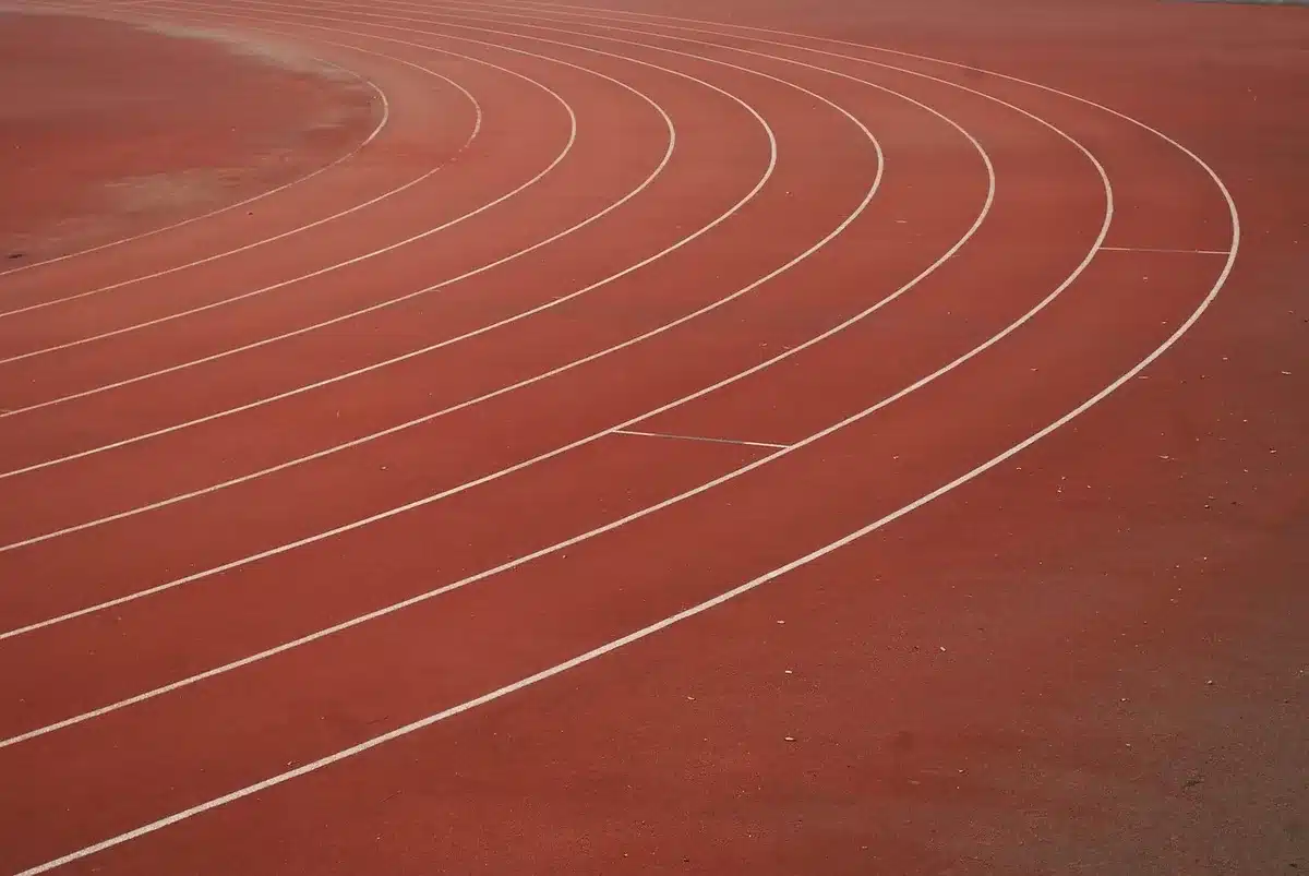 Coureur vérifiant son téléphone pendant l'entraînement avec un bracelet connecté au poignet