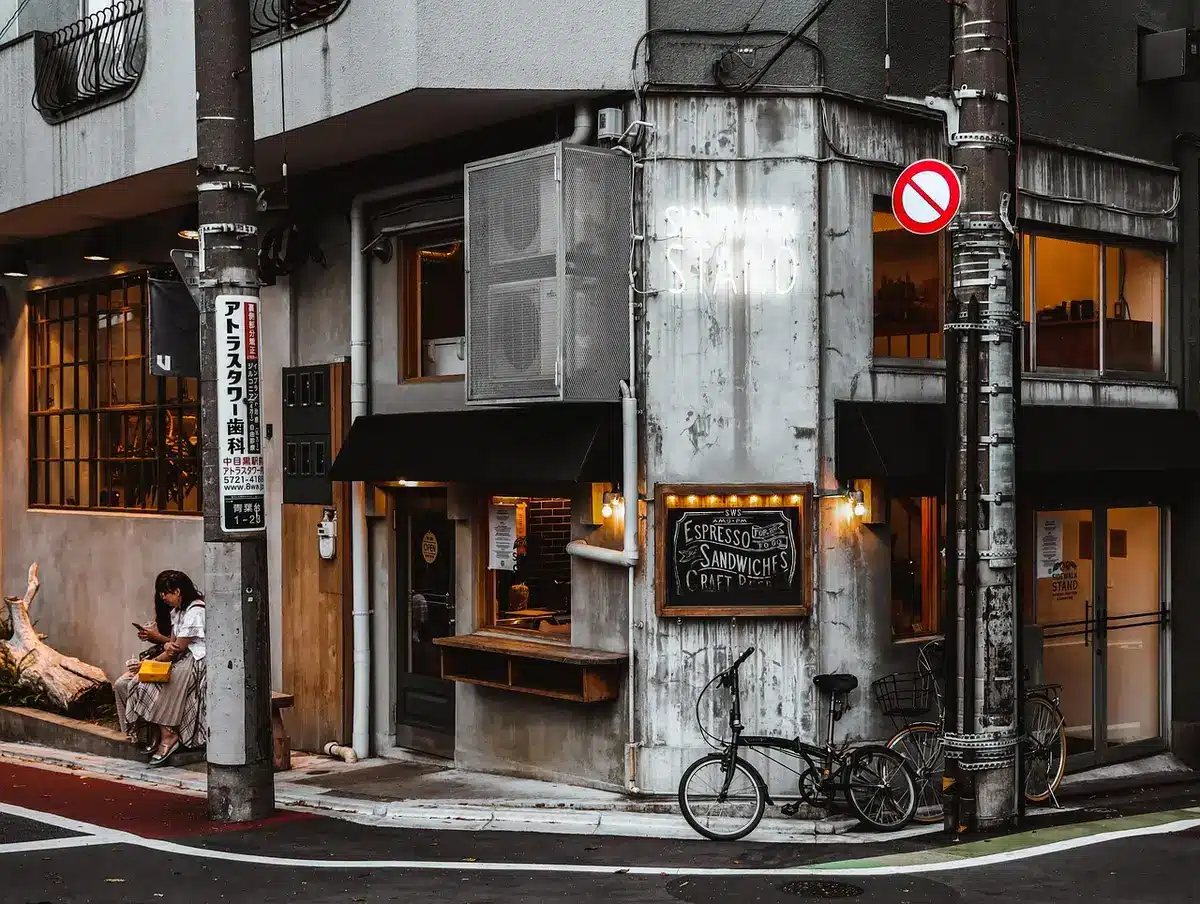 Gros plan sur un coin en aluminium et le port USB‑C d'une tablette