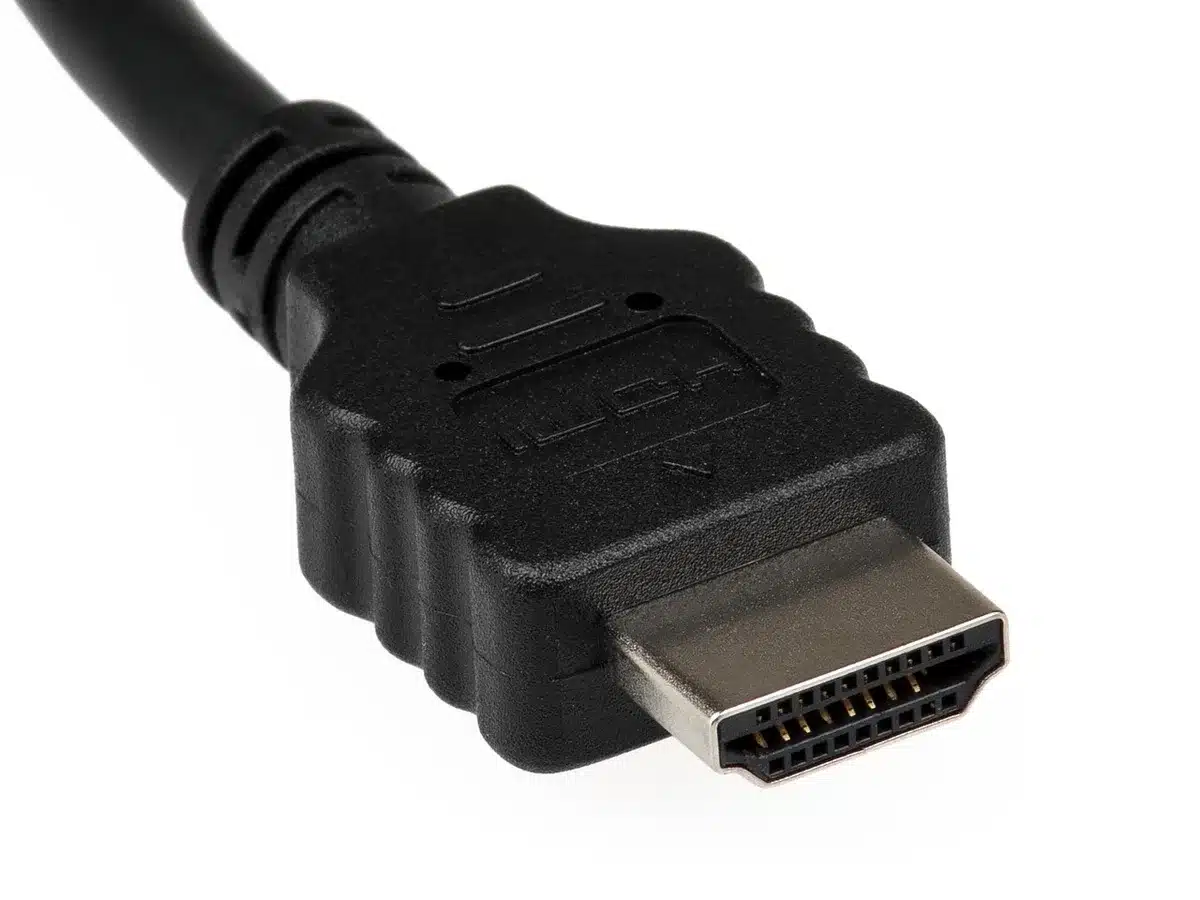 Arrière d'un mini-PC montrant ports USB-C Thunderbolt et HDMI