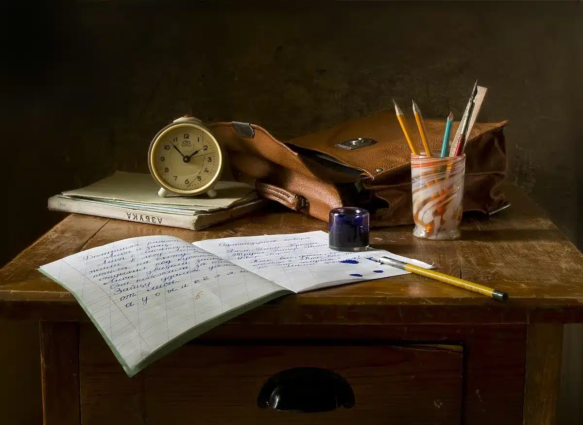 Documents politiques et notes explicatives sur une table en journée