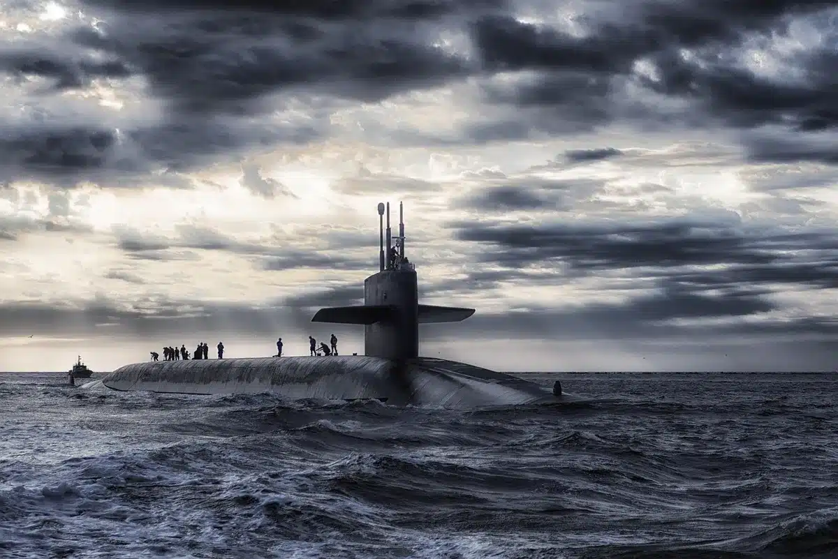 Bateau sur mer agitée évoquant le suspense maritime d'un thriller