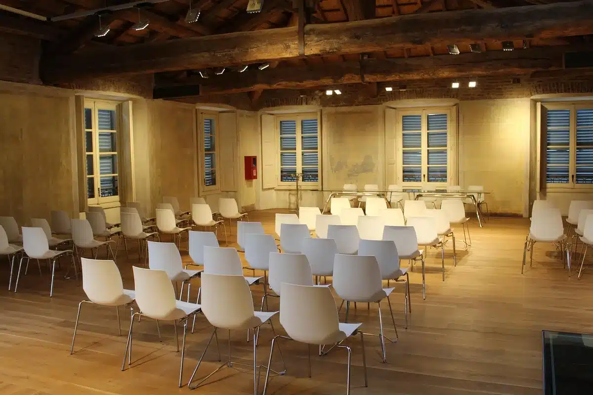 Table de studio d'animation avec storyboards et esquisses