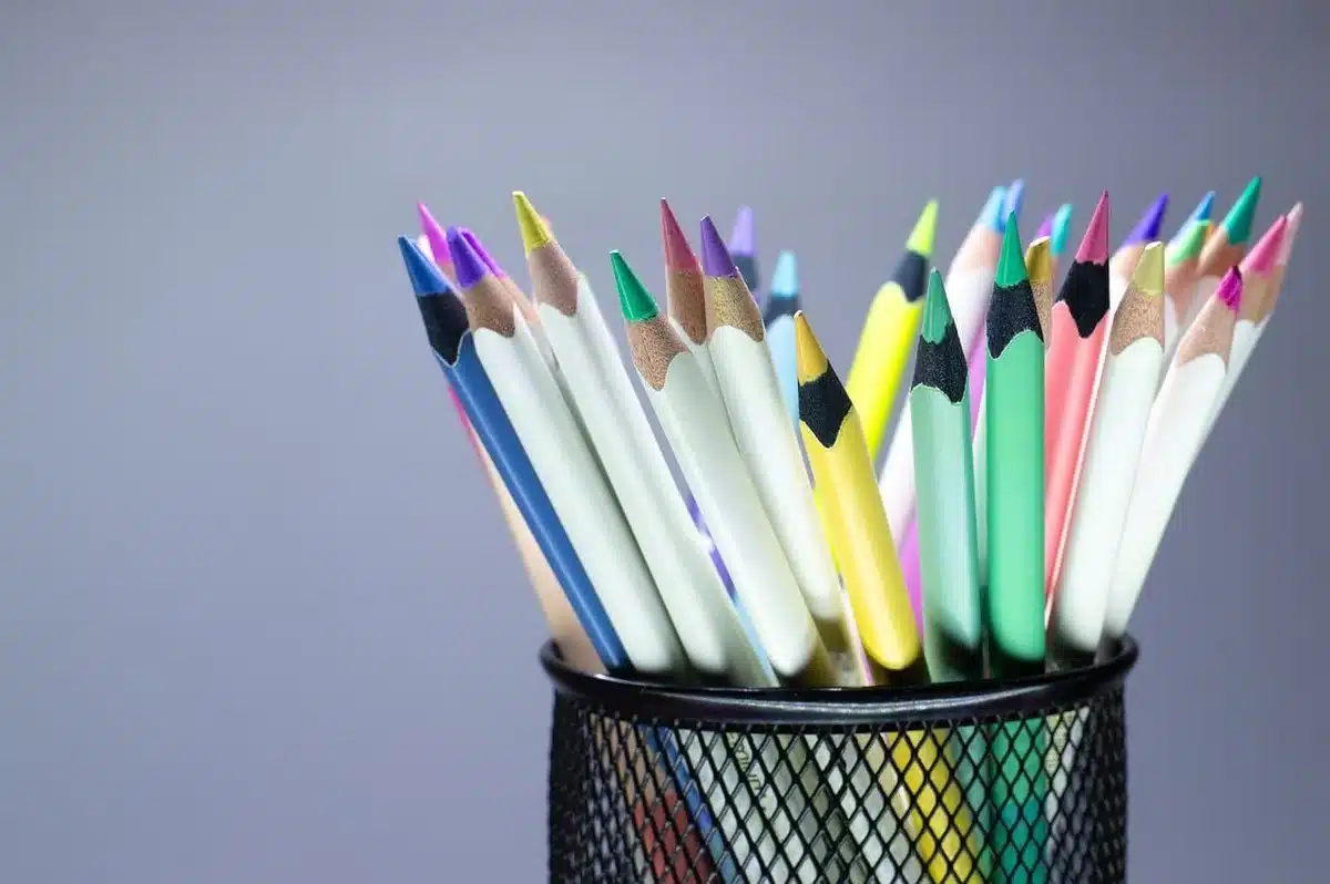 Mangaka dessinant des planches sur un bureau en journée